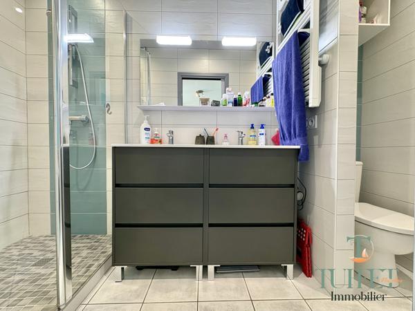VASTE MAISON AVEC GARAGE + PISCINE + GRAND JARDIN