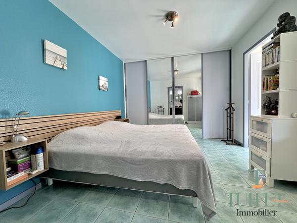 VASTE MAISON AVEC GARAGE + PISCINE + GRAND JARDIN