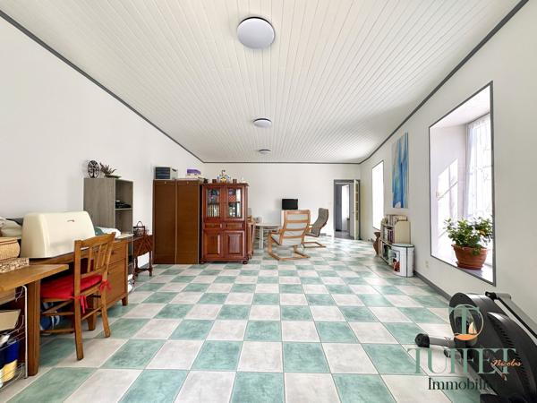 VASTE MAISON AVEC GARAGE + PISCINE + GRAND JARDIN