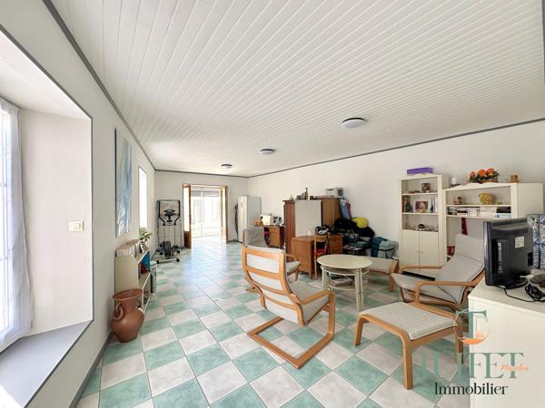 VASTE MAISON AVEC GARAGE + PISCINE + GRAND JARDIN