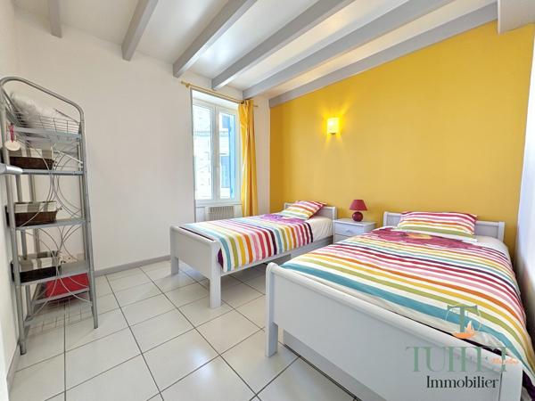 VASTE MAISON AVEC GARAGE + PISCINE + GRAND JARDIN