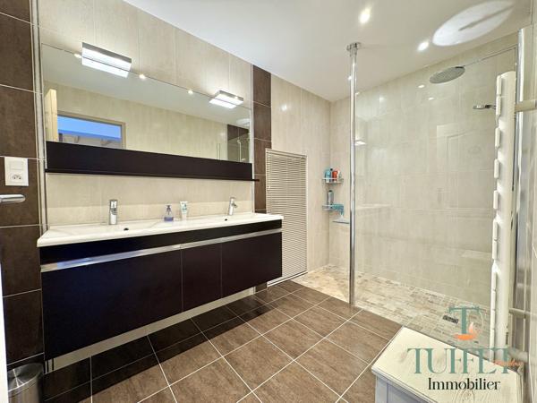 VASTE MAISON AVEC GARAGE + PISCINE + GRAND JARDIN