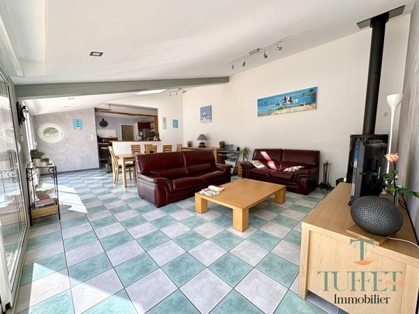 VASTE MAISON AVEC GARAGE + PISCINE + GRAND JARDIN