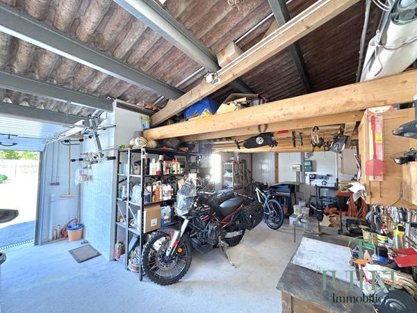 VASTE MAISON AVEC GARAGE + PISCINE + GRAND JARDIN