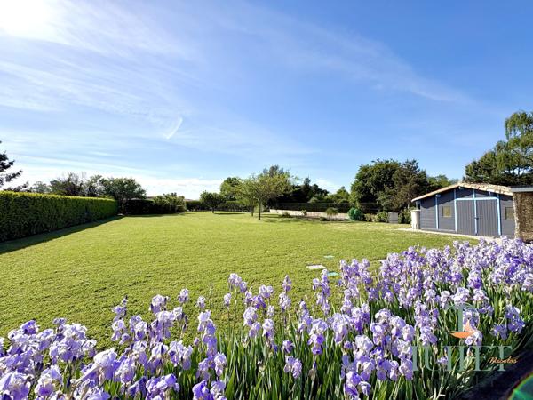 VASTE MAISON AVEC GARAGE + PISCINE + GRAND JARDIN