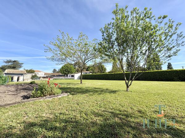 VASTE MAISON AVEC GARAGE + PISCINE + GRAND JARDIN