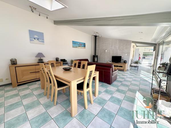 VASTE MAISON AVEC GARAGE + PISCINE + GRAND JARDIN