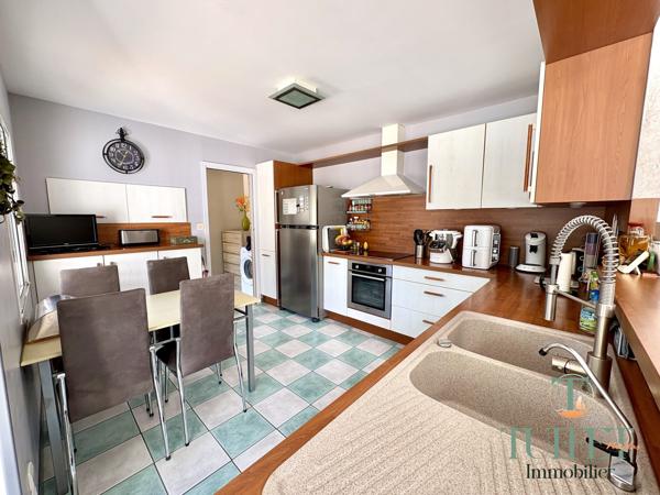 VASTE MAISON AVEC GARAGE + PISCINE + GRAND JARDIN