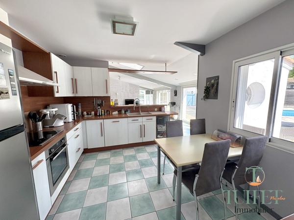 VASTE MAISON AVEC GARAGE + PISCINE + GRAND JARDIN