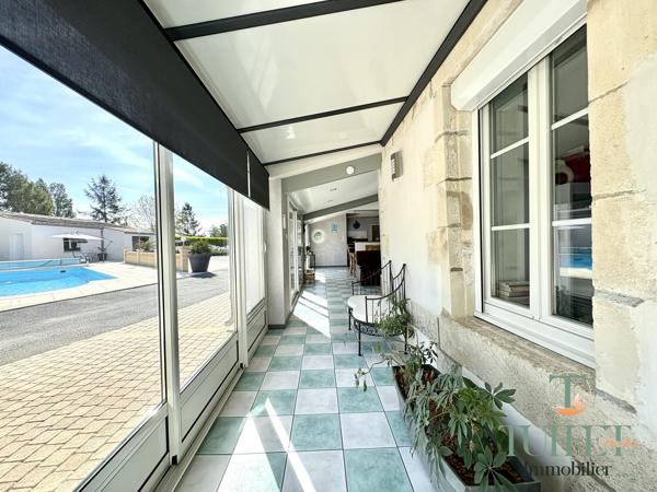 VASTE MAISON AVEC GARAGE + PISCINE + GRAND JARDIN