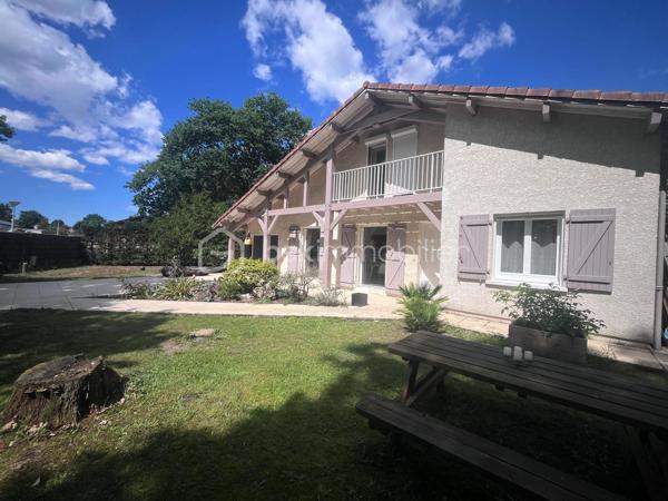 Venez découvrir cette maison idéalement située au calme et à proximité immédiate des commodités !
Elle est composée d'une entrée, une salle à manger, une belle cuisine équipée semi ouverte et un séjour baigné de lumière.
Vous trouverez également deux chambres, une salle d'eau, un WC.
A l'étage, un palier dessert trois autres chambres ainsi qu'une salle de de bain avec WC.
Côté extérieur, une jolie parcelle aménagée avec piscine, terrasse et coin cuisine pour profiter pleinement de vos soirées d'été !
Un garage attenant de 22m² et son portail motorisé viennent compléter l'ensemble.

Bonus : une cave avec accès depuis la maison, idéal pour les amateurs de vin ou stocker les conserves..!

La maison a été intégralement rénovée avec goût : menuiseries et moustiquaires, chauffage PAC, ballon thermodynamique, cuisine, salle de bain etc.

C'est une véritable pépite, à découvrir rapidement !

Contacter Nicolas GARDIES : 06.20.99.03.07