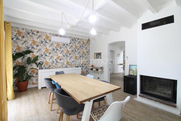 Venez découvrir cette maison idéalement située au calme et à proximité immédiate des commodités !
Elle est composée d'une entrée, une salle à manger, une belle cuisine équipée semi ouverte et un séjour baigné de lumière.
Vous trouverez également deux chambres, une salle d'eau, un WC.
A l'étage, un palier dessert trois autres chambres ainsi qu'une salle de de bain avec WC.
Côté extérieur, une jolie parcelle aménagée avec piscine, terrasse et coin cuisine pour profiter pleinement de vos soirées d'été !
Un garage attenant de 22m² et son portail motorisé viennent compléter l'ensemble.

Bonus : une cave avec accès depuis la maison, idéal pour les amateurs de vin ou stocker les conserves..!

La maison a été intégralement rénovée avec goût : menuiseries et moustiquaires, chauffage PAC, ballon thermodynamique, cuisine, salle de bain etc.

C'est une véritable pépite, à découvrir rapidement !

Contacter Nicolas GARDIES : 06.20.99.03.07