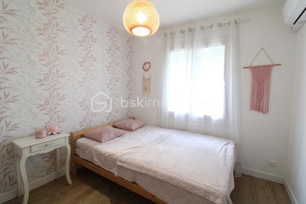 Venez découvrir cette maison idéalement située au calme et à proximité immédiate des commodités !
Elle est composée d'une entrée, une salle à manger, une belle cuisine équipée semi ouverte et un séjour baigné de lumière.
Vous trouverez également deux chambres, une salle d'eau, un WC.
A l'étage, un palier dessert trois autres chambres ainsi qu'une salle de de bain avec WC.
Côté extérieur, une jolie parcelle aménagée avec piscine, terrasse et coin cuisine pour profiter pleinement de vos soirées d'été !
Un garage attenant de 22m² et son portail motorisé viennent compléter l'ensemble.

Bonus : une cave avec accès depuis la maison, idéal pour les amateurs de vin ou stocker les conserves..!

La maison a été intégralement rénovée avec goût : menuiseries et moustiquaires, chauffage PAC, ballon thermodynamique, cuisine, salle de bain etc.

C'est une véritable pépite, à découvrir rapidement !

Contacter Nicolas GARDIES : 06.20.99.03.07