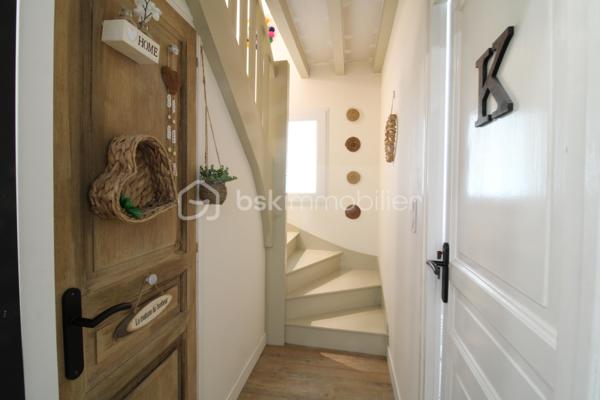 Venez découvrir cette maison idéalement située au calme et à proximité immédiate des commodités !
Elle est composée d'une entrée, une salle à manger, une belle cuisine équipée semi ouverte et un séjour baigné de lumière.
Vous trouverez également deux chambres, une salle d'eau, un WC.
A l'étage, un palier dessert trois autres chambres ainsi qu'une salle de de bain avec WC.
Côté extérieur, une jolie parcelle aménagée avec piscine, terrasse et coin cuisine pour profiter pleinement de vos soirées d'été !
Un garage attenant de 22m² et son portail motorisé viennent compléter l'ensemble.

Bonus : une cave avec accès depuis la maison, idéal pour les amateurs de vin ou stocker les conserves..!

La maison a été intégralement rénovée avec goût : menuiseries et moustiquaires, chauffage PAC, ballon thermodynamique, cuisine, salle de bain etc.

C'est une véritable pépite, à découvrir rapidement !

Contacter Nicolas GARDIES : 06.20.99.03.07