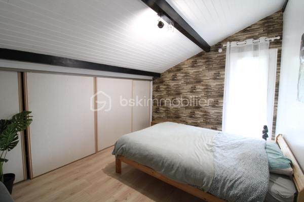 Venez découvrir cette maison idéalement située au calme et à proximité immédiate des commodités !
Elle est composée d'une entrée, une salle à manger, une belle cuisine équipée semi ouverte et un séjour baigné de lumière.
Vous trouverez également deux chambres, une salle d'eau, un WC.
A l'étage, un palier dessert trois autres chambres ainsi qu'une salle de de bain avec WC.
Côté extérieur, une jolie parcelle aménagée avec piscine, terrasse et coin cuisine pour profiter pleinement de vos soirées d'été !
Un garage attenant de 22m² et son portail motorisé viennent compléter l'ensemble.

Bonus : une cave avec accès depuis la maison, idéal pour les amateurs de vin ou stocker les conserves..!

La maison a été intégralement rénovée avec goût : menuiseries et moustiquaires, chauffage PAC, ballon thermodynamique, cuisine, salle de bain etc.

C'est une véritable pépite, à découvrir rapidement !

Contacter Nicolas GARDIES : 06.20.99.03.07