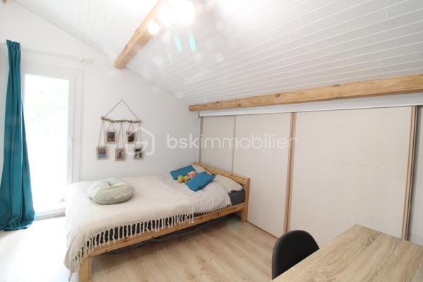 Venez découvrir cette maison idéalement située au calme et à proximité immédiate des commodités !
Elle est composée d'une entrée, une salle à manger, une belle cuisine équipée semi ouverte et un séjour baigné de lumière.
Vous trouverez également deux chambres, une salle d'eau, un WC.
A l'étage, un palier dessert trois autres chambres ainsi qu'une salle de de bain avec WC.
Côté extérieur, une jolie parcelle aménagée avec piscine, terrasse et coin cuisine pour profiter pleinement de vos soirées d'été !
Un garage attenant de 22m² et son portail motorisé viennent compléter l'ensemble.

Bonus : une cave avec accès depuis la maison, idéal pour les amateurs de vin ou stocker les conserves..!

La maison a été intégralement rénovée avec goût : menuiseries et moustiquaires, chauffage PAC, ballon thermodynamique, cuisine, salle de bain etc.

C'est une véritable pépite, à découvrir rapidement !

Contacter Nicolas GARDIES : 06.20.99.03.07
