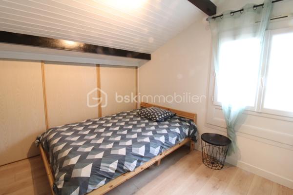 Venez découvrir cette maison idéalement située au calme et à proximité immédiate des commodités !
Elle est composée d'une entrée, une salle à manger, une belle cuisine équipée semi ouverte et un séjour baigné de lumière.
Vous trouverez également deux chambres, une salle d'eau, un WC.
A l'étage, un palier dessert trois autres chambres ainsi qu'une salle de de bain avec WC.
Côté extérieur, une jolie parcelle aménagée avec piscine, terrasse et coin cuisine pour profiter pleinement de vos soirées d'été !
Un garage attenant de 22m² et son portail motorisé viennent compléter l'ensemble.

Bonus : une cave avec accès depuis la maison, idéal pour les amateurs de vin ou stocker les conserves..!

La maison a été intégralement rénovée avec goût : menuiseries et moustiquaires, chauffage PAC, ballon thermodynamique, cuisine, salle de bain etc.

C'est une véritable pépite, à découvrir rapidement !

Contacter Nicolas GARDIES : 06.20.99.03.07