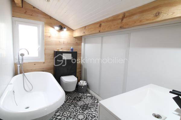 Venez découvrir cette maison idéalement située au calme et à proximité immédiate des commodités !
Elle est composée d'une entrée, une salle à manger, une belle cuisine équipée semi ouverte et un séjour baigné de lumière.
Vous trouverez également deux chambres, une salle d'eau, un WC.
A l'étage, un palier dessert trois autres chambres ainsi qu'une salle de de bain avec WC.
Côté extérieur, une jolie parcelle aménagée avec piscine, terrasse et coin cuisine pour profiter pleinement de vos soirées d'été !
Un garage attenant de 22m² et son portail motorisé viennent compléter l'ensemble.

Bonus : une cave avec accès depuis la maison, idéal pour les amateurs de vin ou stocker les conserves..!

La maison a été intégralement rénovée avec goût : menuiseries et moustiquaires, chauffage PAC, ballon thermodynamique, cuisine, salle de bain etc.

C'est une véritable pépite, à découvrir rapidement !

Contacter Nicolas GARDIES : 06.20.99.03.07