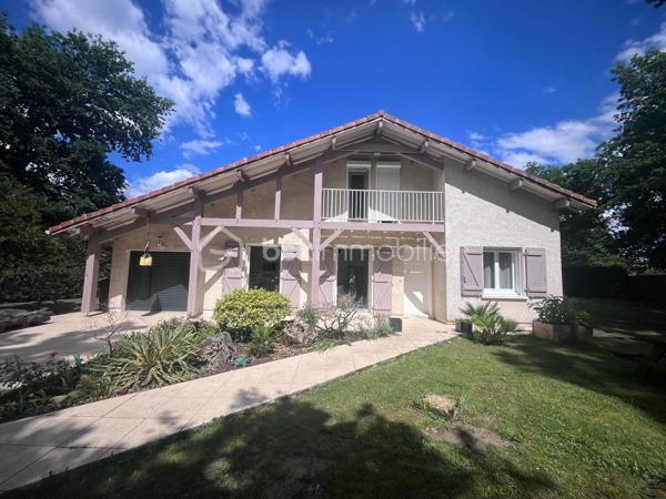 Venez découvrir cette maison idéalement située au calme et à proximité immédiate des commodités !
Elle est composée d'une entrée, une salle à manger, une belle cuisine équipée semi ouverte et un séjour baigné de lumière.
Vous trouverez également deux chambres, une salle d'eau, un WC.
A l'étage, un palier dessert trois autres chambres ainsi qu'une salle de de bain avec WC.
Côté extérieur, une jolie parcelle aménagée avec piscine, terrasse et coin cuisine pour profiter pleinement de vos soirées d'été !
Un garage attenant de 22m² et son portail motorisé viennent compléter l'ensemble.

Bonus : une cave avec accès depuis la maison, idéal pour les amateurs de vin ou stocker les conserves..!

La maison a été intégralement rénovée avec goût : menuiseries et moustiquaires, chauffage PAC, ballon thermodynamique, cuisine, salle de bain etc.

C'est une véritable pépite, à découvrir rapidement !

Contacter Nicolas GARDIES : 06.20.99.03.07