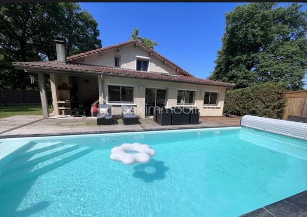 Venez découvrir cette maison idéalement située au calme et à proximité immédiate des commodités !
Elle est composée d'une entrée, une salle à manger, une belle cuisine équipée semi ouverte et un séjour baigné de lumière.
Vous trouverez également deux chambres, une salle d'eau, un WC.
A l'étage, un palier dessert trois autres chambres ainsi qu'une salle de de bain avec WC.
Côté extérieur, une jolie parcelle aménagée avec piscine, terrasse et coin cuisine pour profiter pleinement de vos soirées d'été !
Un garage attenant de 22m² et son portail motorisé viennent compléter l'ensemble.

Bonus : une cave avec accès depuis la maison, idéal pour les amateurs de vin ou stocker les conserves..!

La maison a été intégralement rénovée avec goût : menuiseries et moustiquaires, chauffage PAC, ballon thermodynamique, cuisine, salle de bain etc.

C'est une véritable pépite, à découvrir rapidement !

Contacter Nicolas GARDIES : 06.20.99.03.07