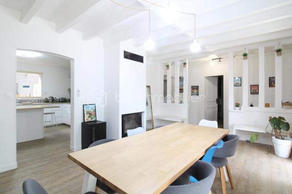 Venez découvrir cette maison idéalement située au calme et à proximité immédiate des commodités !
Elle est composée d'une entrée, une salle à manger, une belle cuisine équipée semi ouverte et un séjour baigné de lumière.
Vous trouverez également deux chambres, une salle d'eau, un WC.
A l'étage, un palier dessert trois autres chambres ainsi qu'une salle de de bain avec WC.
Côté extérieur, une jolie parcelle aménagée avec piscine, terrasse et coin cuisine pour profiter pleinement de vos soirées d'été !
Un garage attenant de 22m² et son portail motorisé viennent compléter l'ensemble.

Bonus : une cave avec accès depuis la maison, idéal pour les amateurs de vin ou stocker les conserves..!

La maison a été intégralement rénovée avec goût : menuiseries et moustiquaires, chauffage PAC, ballon thermodynamique, cuisine, salle de bain etc.

C'est une véritable pépite, à découvrir rapidement !

Contacter Nicolas GARDIES : 06.20.99.03.07