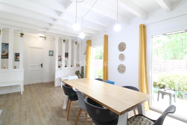 Venez découvrir cette maison idéalement située au calme et à proximité immédiate des commodités !
Elle est composée d'une entrée, une salle à manger, une belle cuisine équipée semi ouverte et un séjour baigné de lumière.
Vous trouverez également deux chambres, une salle d'eau, un WC.
A l'étage, un palier dessert trois autres chambres ainsi qu'une salle de de bain avec WC.
Côté extérieur, une jolie parcelle aménagée avec piscine, terrasse et coin cuisine pour profiter pleinement de vos soirées d'été !
Un garage attenant de 22m² et son portail motorisé viennent compléter l'ensemble.

Bonus : une cave avec accès depuis la maison, idéal pour les amateurs de vin ou stocker les conserves..!

La maison a été intégralement rénovée avec goût : menuiseries et moustiquaires, chauffage PAC, ballon thermodynamique, cuisine, salle de bain etc.

C'est une véritable pépite, à découvrir rapidement !

Contacter Nicolas GARDIES : 06.20.99.03.07