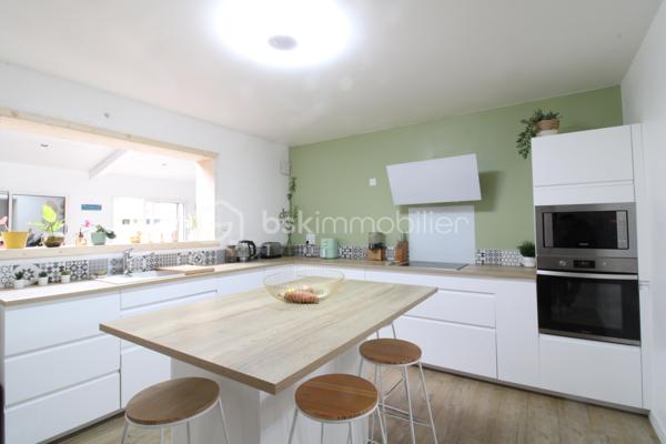 Venez découvrir cette maison idéalement située au calme et à proximité immédiate des commodités !
Elle est composée d'une entrée, une salle à manger, une belle cuisine équipée semi ouverte et un séjour baigné de lumière.
Vous trouverez également deux chambres, une salle d'eau, un WC.
A l'étage, un palier dessert trois autres chambres ainsi qu'une salle de de bain avec WC.
Côté extérieur, une jolie parcelle aménagée avec piscine, terrasse et coin cuisine pour profiter pleinement de vos soirées d'été !
Un garage attenant de 22m² et son portail motorisé viennent compléter l'ensemble.

Bonus : une cave avec accès depuis la maison, idéal pour les amateurs de vin ou stocker les conserves..!

La maison a été intégralement rénovée avec goût : menuiseries et moustiquaires, chauffage PAC, ballon thermodynamique, cuisine, salle de bain etc.

C'est une véritable pépite, à découvrir rapidement !

Contacter Nicolas GARDIES : 06.20.99.03.07