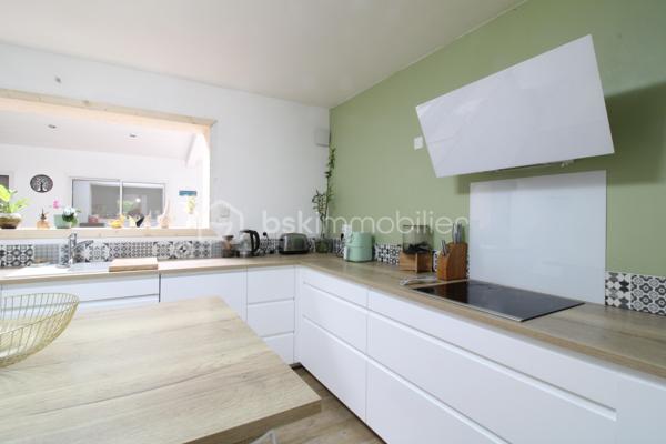 Venez découvrir cette maison idéalement située au calme et à proximité immédiate des commodités !
Elle est composée d'une entrée, une salle à manger, une belle cuisine équipée semi ouverte et un séjour baigné de lumière.
Vous trouverez également deux chambres, une salle d'eau, un WC.
A l'étage, un palier dessert trois autres chambres ainsi qu'une salle de de bain avec WC.
Côté extérieur, une jolie parcelle aménagée avec piscine, terrasse et coin cuisine pour profiter pleinement de vos soirées d'été !
Un garage attenant de 22m² et son portail motorisé viennent compléter l'ensemble.

Bonus : une cave avec accès depuis la maison, idéal pour les amateurs de vin ou stocker les conserves..!

La maison a été intégralement rénovée avec goût : menuiseries et moustiquaires, chauffage PAC, ballon thermodynamique, cuisine, salle de bain etc.

C'est une véritable pépite, à découvrir rapidement !

Contacter Nicolas GARDIES : 06.20.99.03.07