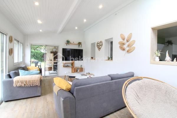 Venez découvrir cette maison idéalement située au calme et à proximité immédiate des commodités !
Elle est composée d'une entrée, une salle à manger, une belle cuisine équipée semi ouverte et un séjour baigné de lumière.
Vous trouverez également deux chambres, une salle d'eau, un WC.
A l'étage, un palier dessert trois autres chambres ainsi qu'une salle de de bain avec WC.
Côté extérieur, une jolie parcelle aménagée avec piscine, terrasse et coin cuisine pour profiter pleinement de vos soirées d'été !
Un garage attenant de 22m² et son portail motorisé viennent compléter l'ensemble.

Bonus : une cave avec accès depuis la maison, idéal pour les amateurs de vin ou stocker les conserves..!

La maison a été intégralement rénovée avec goût : menuiseries et moustiquaires, chauffage PAC, ballon thermodynamique, cuisine, salle de bain etc.

C'est une véritable pépite, à découvrir rapidement !

Contacter Nicolas GARDIES : 06.20.99.03.07
