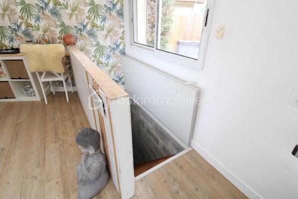 Venez découvrir cette maison idéalement située au calme et à proximité immédiate des commodités !
Elle est composée d'une entrée, une salle à manger, une belle cuisine équipée semi ouverte et un séjour baigné de lumière.
Vous trouverez également deux chambres, une salle d'eau, un WC.
A l'étage, un palier dessert trois autres chambres ainsi qu'une salle de de bain avec WC.
Côté extérieur, une jolie parcelle aménagée avec piscine, terrasse et coin cuisine pour profiter pleinement de vos soirées d'été !
Un garage attenant de 22m² et son portail motorisé viennent compléter l'ensemble.

Bonus : une cave avec accès depuis la maison, idéal pour les amateurs de vin ou stocker les conserves..!

La maison a été intégralement rénovée avec goût : menuiseries et moustiquaires, chauffage PAC, ballon thermodynamique, cuisine, salle de bain etc.

C'est une véritable pépite, à découvrir rapidement !

Contacter Nicolas GARDIES : 06.20.99.03.07