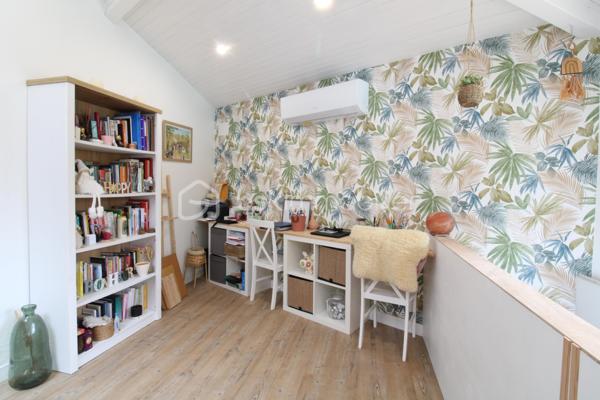 Venez découvrir cette maison idéalement située au calme et à proximité immédiate des commodités !
Elle est composée d'une entrée, une salle à manger, une belle cuisine équipée semi ouverte et un séjour baigné de lumière.
Vous trouverez également deux chambres, une salle d'eau, un WC.
A l'étage, un palier dessert trois autres chambres ainsi qu'une salle de de bain avec WC.
Côté extérieur, une jolie parcelle aménagée avec piscine, terrasse et coin cuisine pour profiter pleinement de vos soirées d'été !
Un garage attenant de 22m² et son portail motorisé viennent compléter l'ensemble.

Bonus : une cave avec accès depuis la maison, idéal pour les amateurs de vin ou stocker les conserves..!

La maison a été intégralement rénovée avec goût : menuiseries et moustiquaires, chauffage PAC, ballon thermodynamique, cuisine, salle de bain etc.

C'est une véritable pépite, à découvrir rapidement !

Contacter Nicolas GARDIES : 06.20.99.03.07