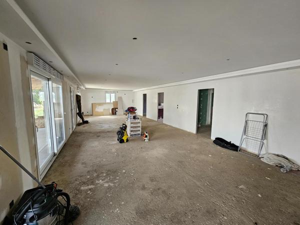 Maison 210 m² plain pied secteur calme avec garage 200 m²