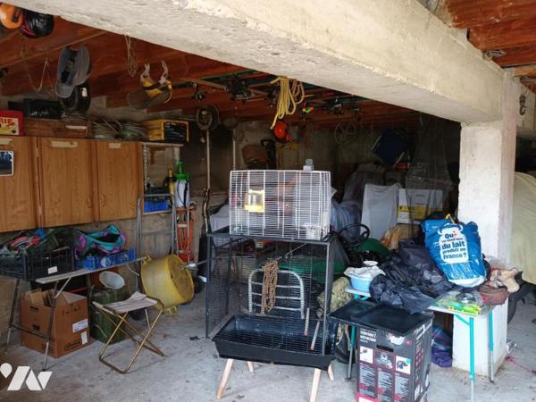 Maison d'habitation sur deux niveaux avec dépendances