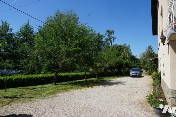 Maison d'habitation sur deux niveaux avec dépendances
