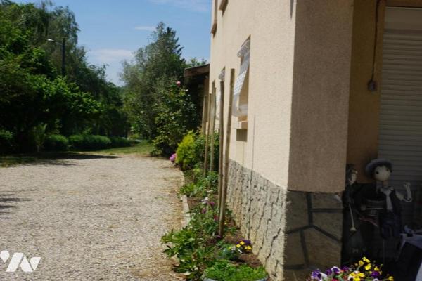 Maison d'habitation sur deux niveaux avec dépendances