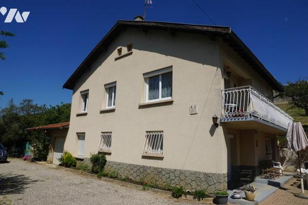 Maison d'habitation sur deux niveaux avec dépendances