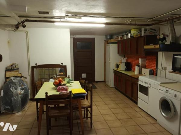 Maison d'habitation sur deux niveaux avec dépendances