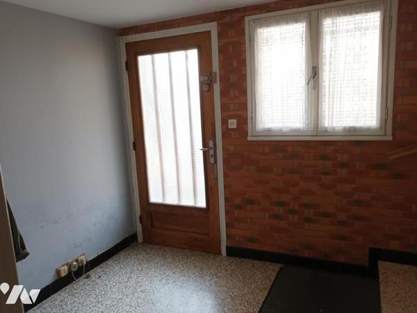 Maison d'habitation sur deux niveaux avec dépendances