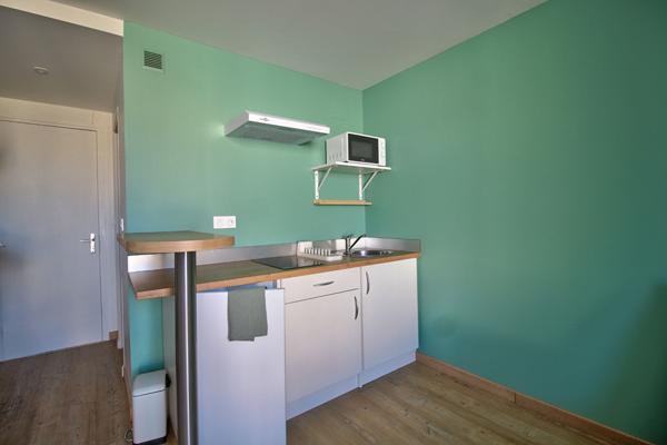 AGEN CENTRE - Appartement meublé lumineux et rénové avec balcon et place de parking au sein d'une résidence sécurisée