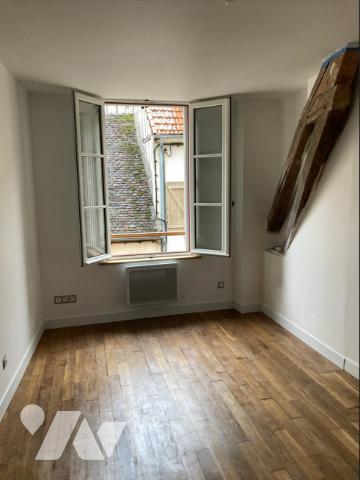 Maison de ville dans le centre de Joigny : 4 pièces - 3 chambres.