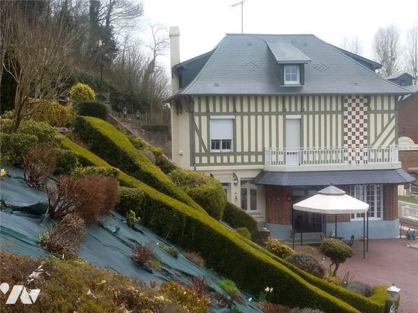 ENTRE ORBEC ET LISIEUX BELLE MAISON DE MAITRE BELLES PRESTATIONS