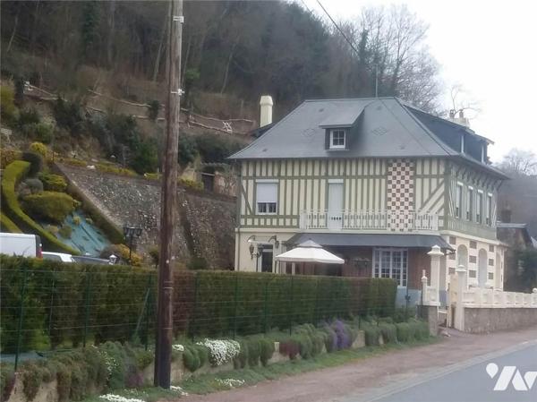 ENTRE ORBEC ET LISIEUX BELLE MAISON DE MAITRE BELLES PRESTATIONS