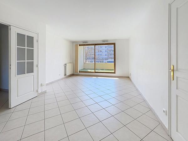 Bron : T4 Traversant avec terrasse, loggia, cave et garage double