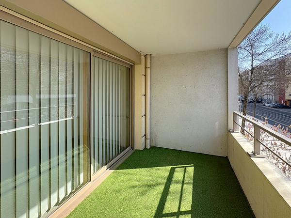 Bron : T4 Traversant avec terrasse, loggia, cave et garage double