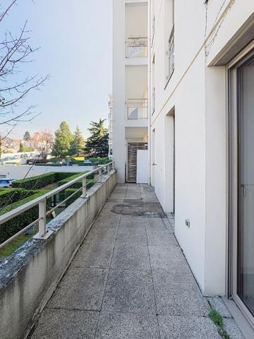 Bron : T4 Traversant avec terrasse, loggia, cave et garage double