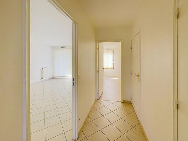 Bron : T4 Traversant avec terrasse, loggia, cave et garage double