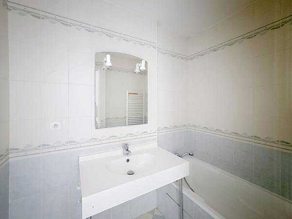 Bron : T4 Traversant avec terrasse, loggia, cave et garage double