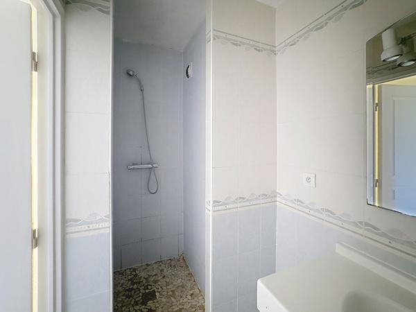 Bron : T4 Traversant avec terrasse, loggia, cave et garage double