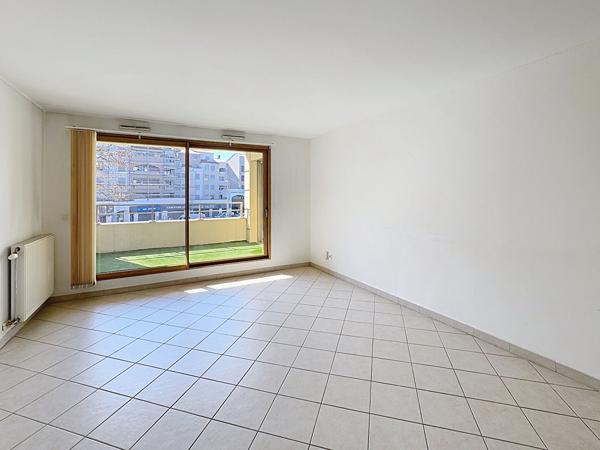 Bron : T4 Traversant avec terrasse, loggia, cave et garage double