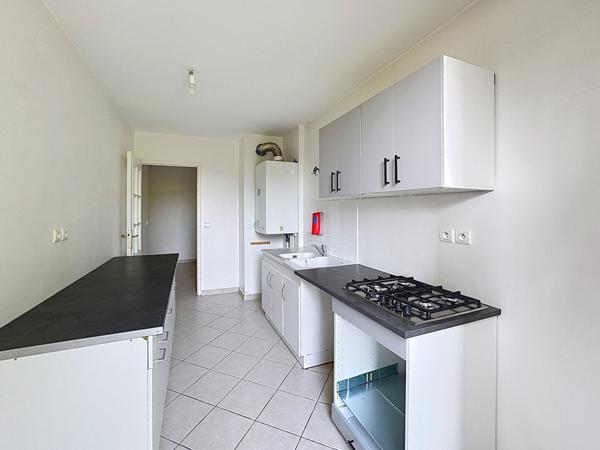 Bron : T4 Traversant avec terrasse, loggia, cave et garage double